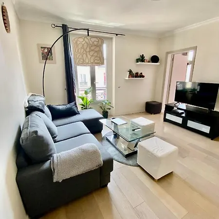 Superb Entire Flat In The Center Of Apartment *